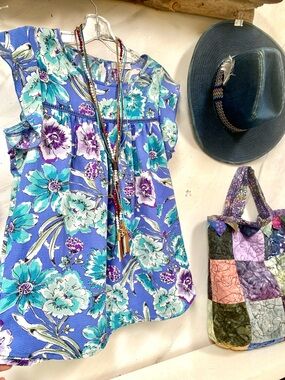 Beautiful ruffled sleeves boho floral blouse w shabby chic resort vacay vibe